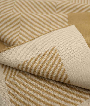 Throw blanket in brown beige with stripe patterns | zoom in detail