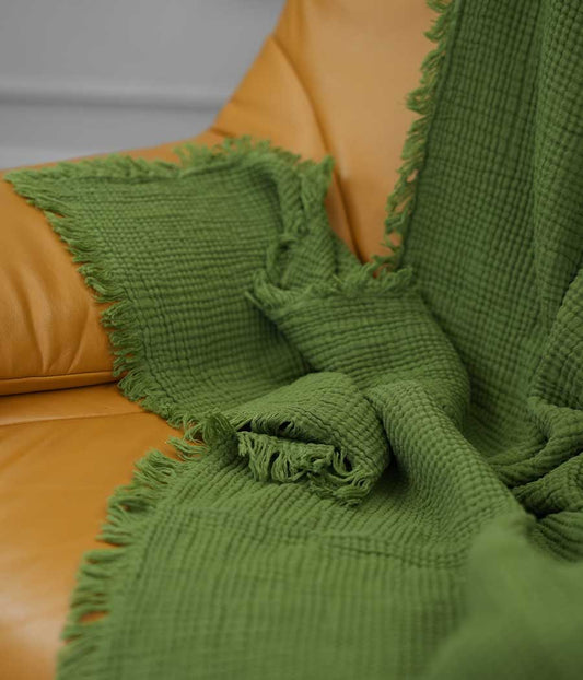 Cotton throw blanket in grass green | zoom in detail