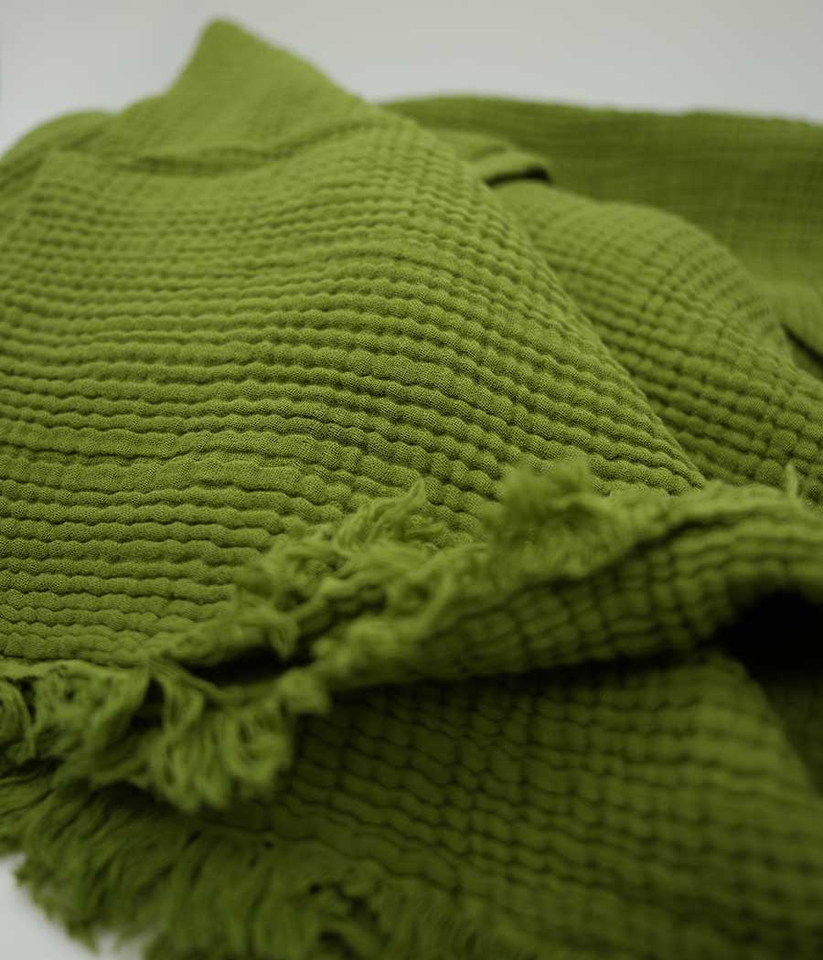 Cotton throw blanket in grass green | zoom in detail