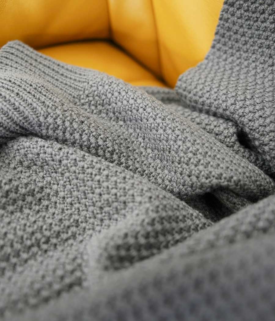 Knit throw blanket in grey | zoom in